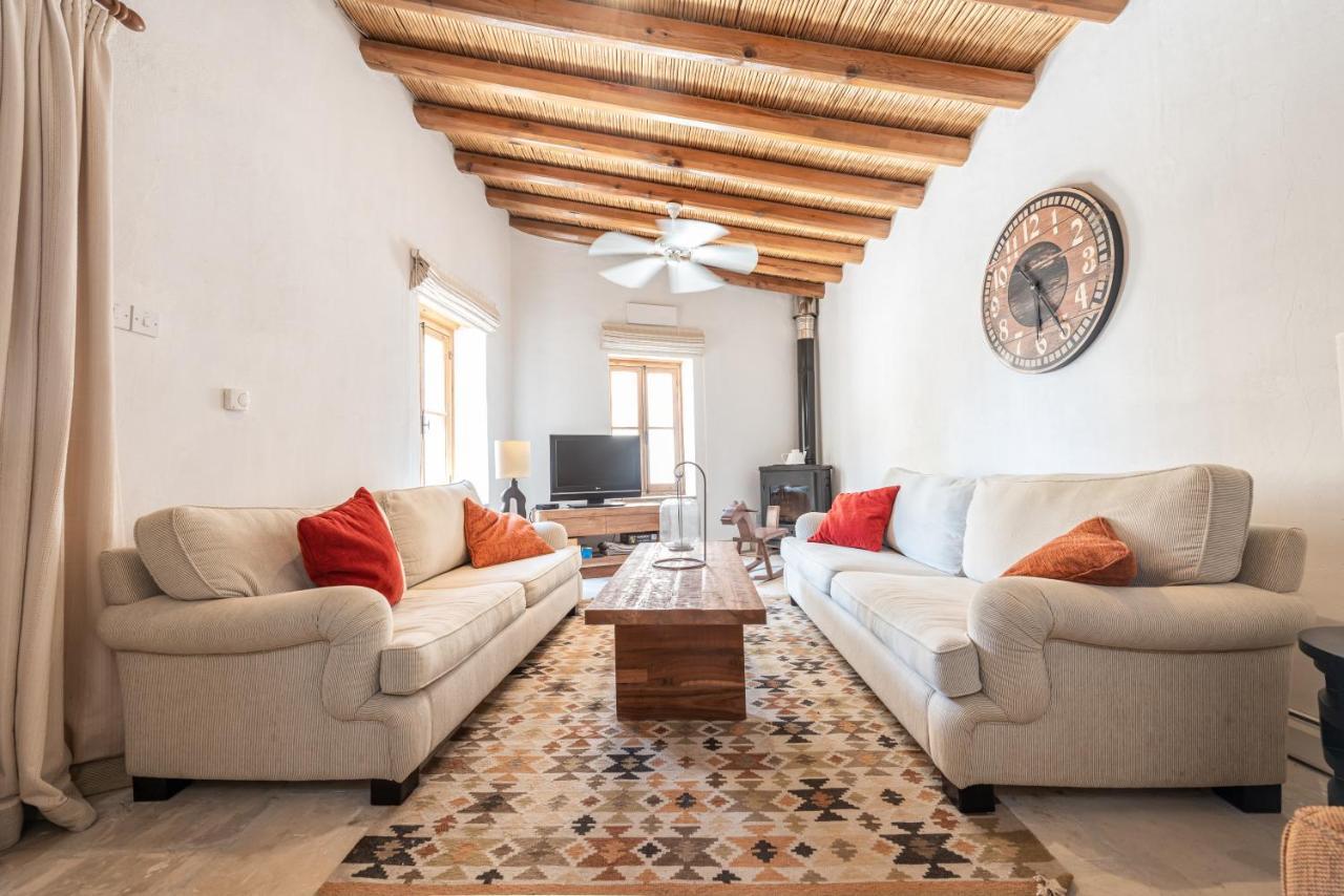 The Carob Tree Villa - Rustic Luxury Home With Access To Pool And Restaurant Lárnaca Exterior foto